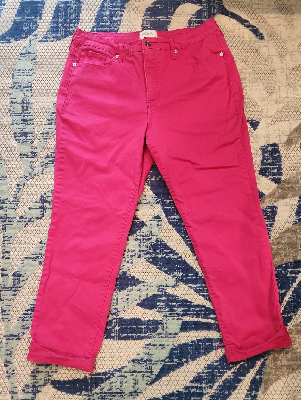 crown & ivy Bright Fuchsia Cropped Pants